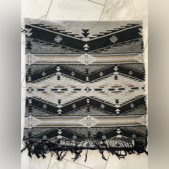 Unbranded open size black & gray southwestern pattern fringe cape poncho shawl - Picture 4 of 4